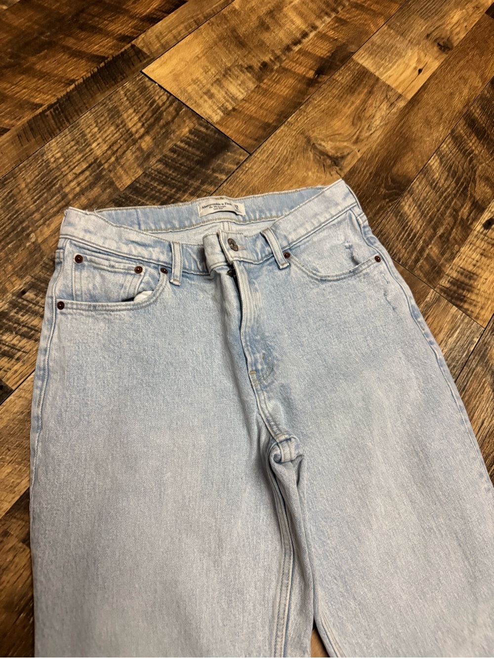 A & F The 90s Straight
Low Rise Light Wash Straight Leg Jeans - Picture 2 of 7